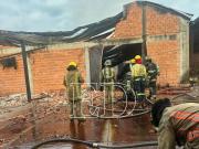 Incendio consume un depósito de golosinas en el barrio La Morita