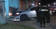Auto impacta contra otro vehículo y una casa; el conductor fue retenido por vecinos