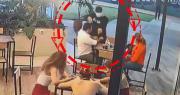 Sujeto atraca con un arma a una pareja en un patio de comidas y todo queda grabado en cámaras de seguridad