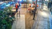 Sujeto armado asalta a una pareja en un patio de comidas en la radial 26