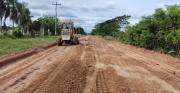 Realizan trabajos de nivelación en la ruta La Loma–Poza Caimanes para facilitar el transporte de caña
