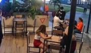 Delincuente armado atraca a una pareja en un patio de comidas de la radial 26