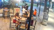 Santa Cruz: Asaltan a una pareja en un patio de comidas y el responsable se da a la fuga