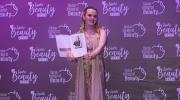Maquilladora boliviana recibe premio internacional en EEUU y participa como coautora de un libro