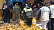 Policía escolta garrafas de gas para que no salgan a Perú y se distribuyan en El Alto y La Paz
