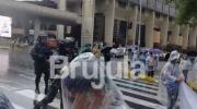 Policía gasifica a los maestros que marchan por el centro de La Paz