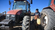 Ante escasez de diésel, productor paceño convierte bolsas plásticas y llantas usadas en combustible para sus tractores