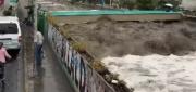 LLUVIAS ELEVAN EL CAUDAL DEL RÍO CHOQUEYAPU E INUNDAN CALLES DE LA PAZ