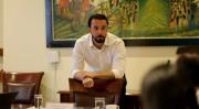 El gobernador de Santa Cruz rinde informe sobre su viaje, a horas de su retorno