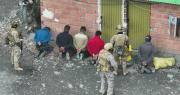 Militares intervienen explotación minera ilegal en La Paz y hallan armamento y equipo táctico; hay 22 detenidos