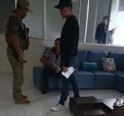 Jhonny Fernández es aprehendido tras ser hallado encerrado durante allanamiento en Santa Cruz
