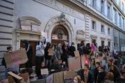 Macron pide calma y reabrir los centros educativos tras semanas de protestas estudiantiles