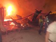 Voraz incendio consume madera y equipos en la carpintería Bolivia Mar