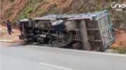 Santa Cruz: camión que transportaba alimentos vuelca en Samaipata tras esquivar una flota