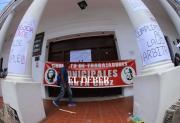 Funcionarios municipales protestan fuera de la Alcaldía y amenazan con orden de aprehensión contra el alcalde