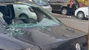 Se enojó porque le retuvieron el auto y rompió una luneta