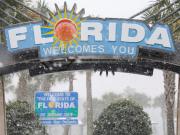 Históricas nevadas en el sur de Estados Unidos: rutas cubiertas de blanco, barredoras y un récord de 130 años en Florida