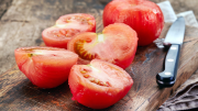 Cómo pelar tomates usando un poco de agua: el práctico truco casero de cocina