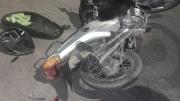 Fuerte choque entre un auto y una moto en Chimbas