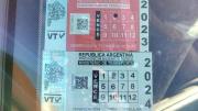 El truco para quitar los stickers de la VTV del auto que pocos saben