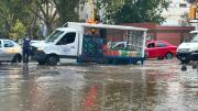 Un camión que llevaba bidones de agua quedó atascado en una alcantarilla en medio de la tormenta