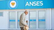 Jubilados, pensionados y AUH: el beneficio de ANSES en febrero para los que cobran con tarjeta de débito