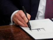 Donald Trump sigue firmando decretos de madrugada: ahora apunta contra la diversidad sexual en el Ejército