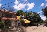 Una avioneta se estrella en el techo de una vivienda en Santa Cruz de la Sierra y deja al piloto herido