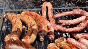 Asado en familia: cuál es la diferencia en el chorizo clásico y la salchicha parrillera
