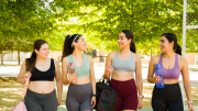 Según la psicología las mujeres que salen a caminar con amigas son más felices y sanas