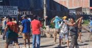 Paro y bloqueo de micros: Nuevo episodio de violencia entre transportistas y vecinos que buscan liberar vías en el Plan Tres Mil