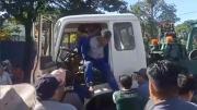Micreros agreden físicamente a un conductor que pasó uno de los puntos de bloqueo