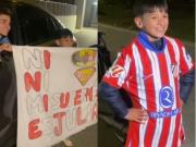 Julián Álvarez y el video viral que enamora a los hinchas del Atlético de Madrid: la reacción de un niño al que le regaló la camiseta