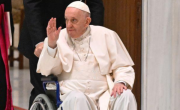 EL DIA en Roma.- El Papa Francisco pasó una buena noche y continúa mejorando levemente
