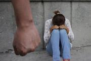 Su pareja se enojó porque los hijos se habían ensuciado jugando y la golpeó