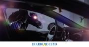 Se metió en un auto para robar mientras sus ocupantes estaban dormidos