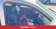 Gendarmes rescatan a dos menores que estaban encerrados en una camioneta
