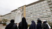 Preocupación por Francisco: fieles de todo el mundo se reúnen en el Vaticano para rezar por el Papa