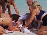 Un tiburón toro atacó a una turista que nadaba en una isla paradisíaca y le arrancó las dos manos