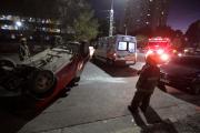 Choque y vuelco en pleno centro de Neuquén: el impacto sacó a una camioneta de la avenida Argentina