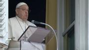 El papa Francisco sigue mejorando, pero deberá quedarse más días internado