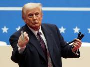 Donald Trump escala la guerra comercial: impone desde el 4 de marzo aranceles del 25% a México y Canadá, y a China del 10%, y desata una tormenta