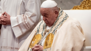 Conmoción mundial: el Papa Francisco supera otra noche crítica mientras miles de fieles rezan en la Plaza San Pedro