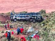 Suman 30 fallecidos tras embarrancamiento de bus en la carretera Oruro – Potosí
