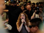 Después de cancelar sus shows en Chile, Shakira les cantó a sus fans en la puerta del hotel