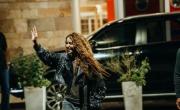 VIDEO. Así llegó Shakira a Argentina: vuelo privado y saludo a sus fans en el aeropuerto
