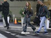 Shakira llegó a la Argentina y los fanáticos la recibieron en el aeropuerto