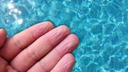 Fin del misterio: ¿por qué se arrugan las yemas de los dedos cuando pasamos mucho tiempo en el agua?