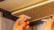 El truco casero de la abuela para limpiar la grasa que se acumula en los filtros del extractor