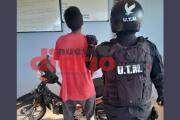 Empujaba una motocicleta robada, vio a la Policía y trató de huir